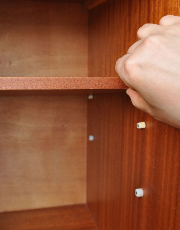 アンティークのキャビネット　アンティーク家具　北欧テイストのビンテージ家具、大きな引き出しのサイドボード。棚板は可動です。(x-677-f)