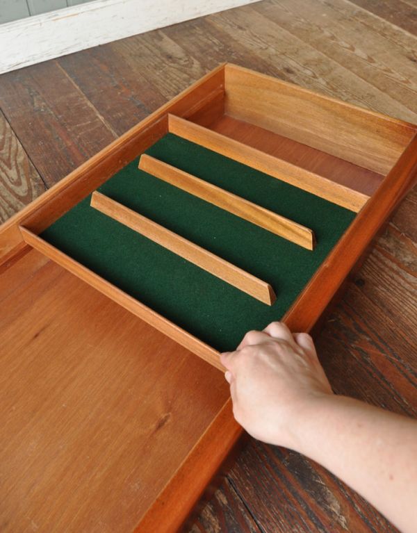 アンティークのキャビネット　アンティーク家具　北欧テイストのビンテージ家具、大きな引き出しのサイドボード。トレーはフェルトが張ってあります。(x-677-f)