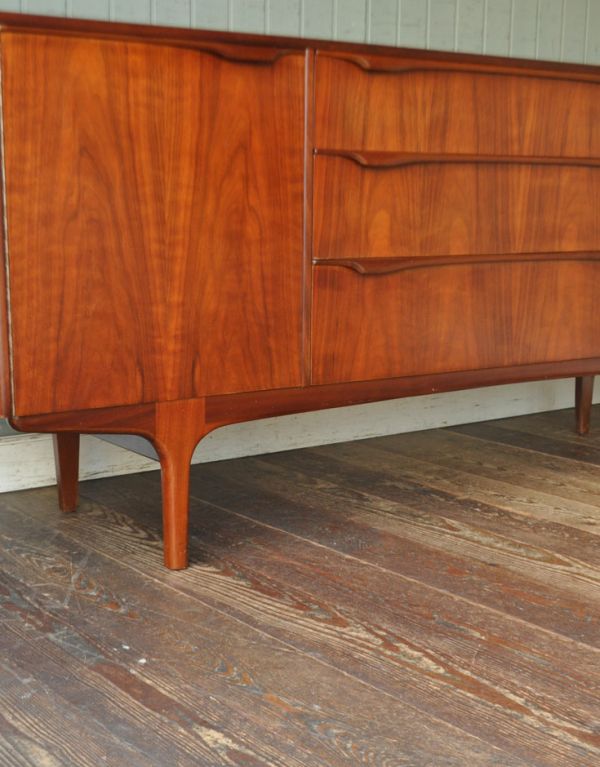 アンティークのキャビネット　アンティーク家具　北欧テイストのビンテージ家具、大きな引き出しのサイドボード。きちんと支えます。(x-677-f)