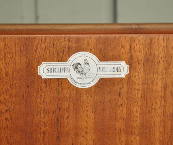 アンティークのキャビネット　アンティーク家具　北欧テイストのビンテージ家具、大きな引き出しのサイドボード。扉の内側にメーカーのロゴステッカーが付いていました。(x-677-f)