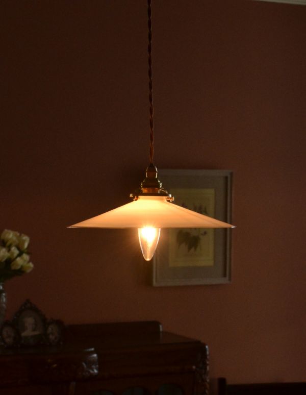 アンティークの照明　照明・ライティング　フランスガラスランプ、アンティークペンダントライト（コード・シャンデリア電球・ギャラリーＡ付き）。あたたかい光がお部屋を包み込みます。(x-677-z)