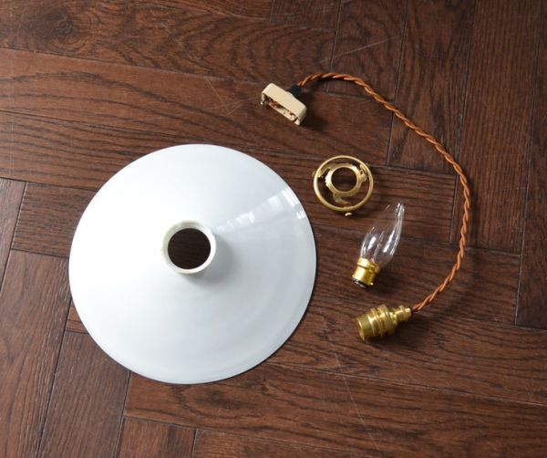 アンティークの照明　照明・ライティング　フランスガラスランプ、アンティークペンダントライト（コード・シャンデリア電球・ギャラリーＡ付き）。ガラスシェード、コード、電球1個、ギャラリーを全てセットでお届けするので、届いてすぐに取り付けられます。(x-677-z)