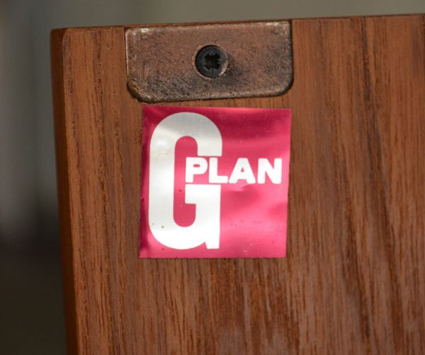 G-PLAN(Gプラン)　アンティーク家具　テレビボードにおススメのヴィンテージ家具、G-planのサイドボード。「G-PLAN」のロゴステッカーが付いていました。(x-678-f)