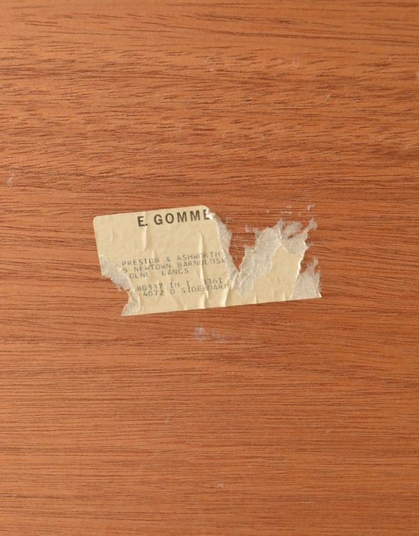 G-PLAN(Gプラン)　アンティーク家具　テレビボードにおススメのヴィンテージ家具、G-planのサイドボード。E-gomme社の社名ステッカーが残っていました。(x-678-f)