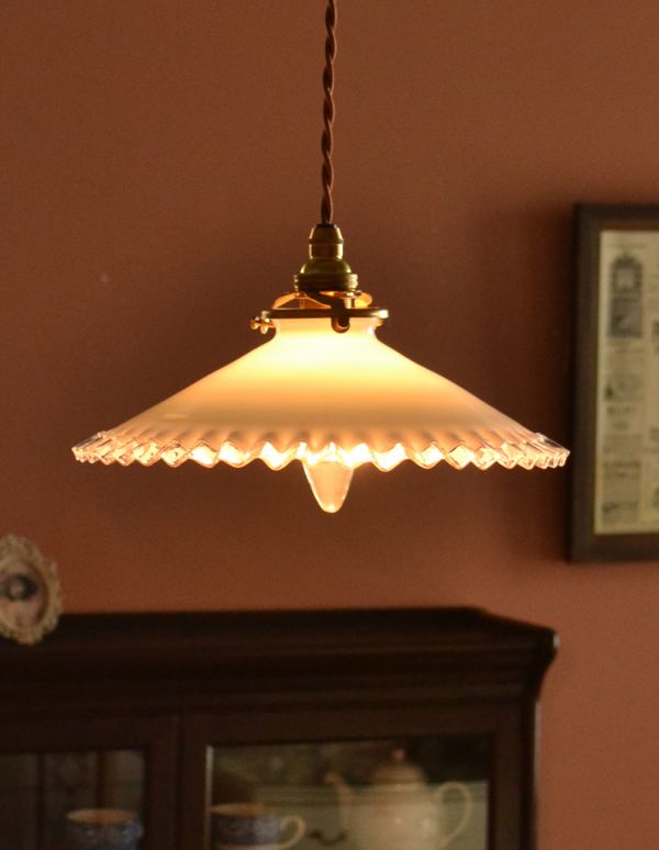 ペンダントライト　照明・ライティング　フランスフリルシェード、アンティークペンダントライト（コード・シャンデリア電球・ギャラリーA付き）。縁がクリアガラスになっているので、光が当たるとキラキラきれいです。(x-678-z)