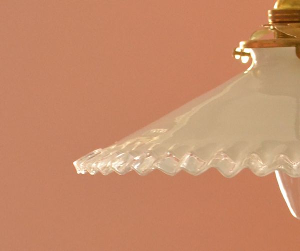 ペンダントライト　照明・ライティング　フランスフリルシェード、アンティークペンダントライト（コード・シャンデリア電球・ギャラリーA付き）。シェードは、アンティークのため、誤差があったり、キズ、汚れが入っている場合もあります。(x-678-z)