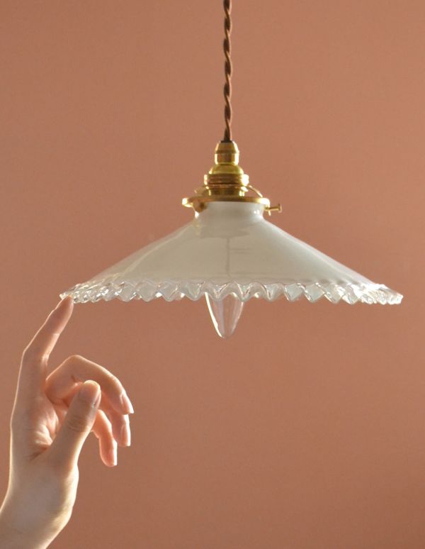 ペンダントライト　照明・ライティング　フランスフリルシェード、アンティークペンダントライト（コード・シャンデリア電球・ギャラリーA付き）。アンティークのミルクガラスは、光を通すとなんとも言えないステキな雰囲気でお部屋を照らしてくれます。(x-678-z)