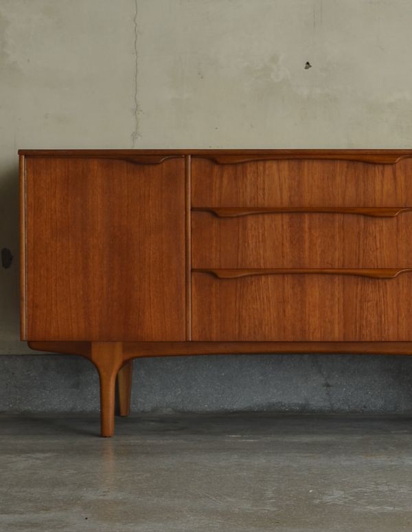 アンティークのキャビネット　アンティーク家具　シンプルなビンテージ家具、コンパクトサイズのサイドボード。リビングで電話などの置き場所として使っても最適です。(x-679-f)