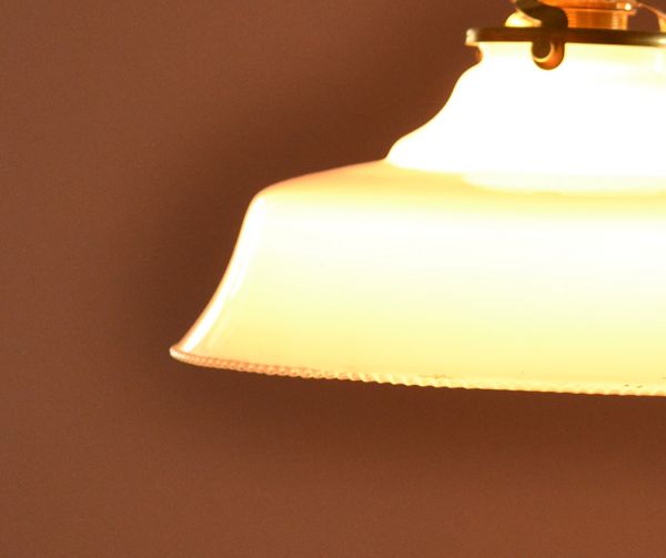 ペンダントライト 照明・ライティング フランスアンティーク、ペンダントライト(コード・シャンデリア電球・ギャラリーA付き)。シェードから漏れる光に癒されます。(x-679-z)