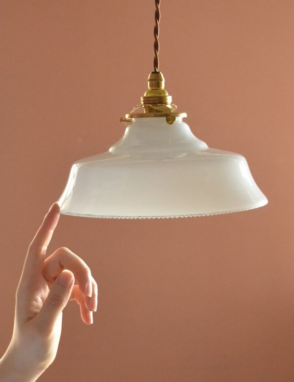 ペンダントライト 照明・ライティング フランスアンティーク、ペンダントライト(コード・シャンデリア電球・ギャラリーA付き)。アンティークのミルクガラスは、光を通すとなんとも言えないステキな雰囲気でお部屋を照らしてくれます。(x-679-z)