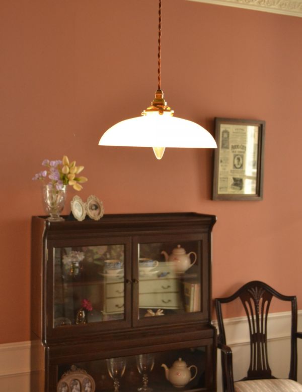 ペンダントライト　照明・ライティング　フランスアンティーク、ミルクガラスのペンダントライト（コード・シャンデリア電球・ギャラリーA付き）。あたたかい光がお部屋を包み込みます。(x-680-z)