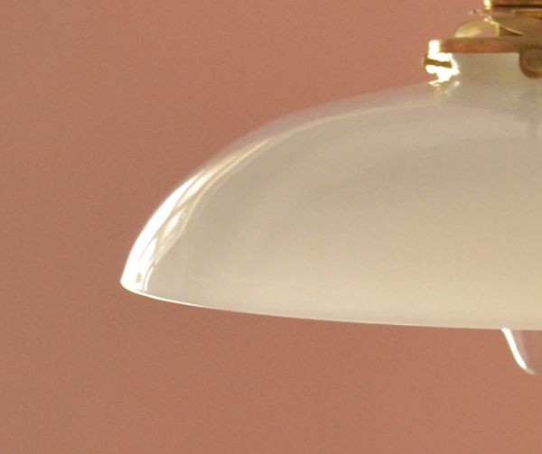 ペンダントライト　照明・ライティング　フランスアンティーク、ミルクガラスのペンダントライト（コード・シャンデリア電球・ギャラリーA付き）。シェードは、アンティークのため、誤差があったり、キズ、汚れが入っている場合もあります。(x-680-z)