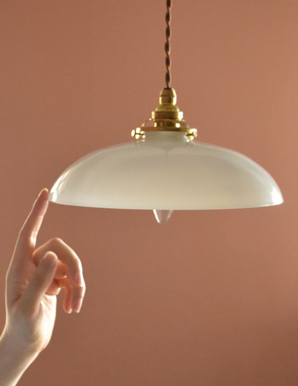 ペンダントライト　照明・ライティング　フランスアンティーク、ミルクガラスのペンダントライト（コード・シャンデリア電球・ギャラリーA付き）。アンティークのミルクガラスは、光を通すとなんとも言えないステキな雰囲気でお部屋を照らしてくれます。(x-680-z)