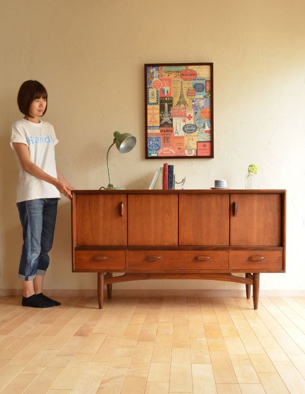 G-PLAN(Gプラン)　アンティーク家具　折れ戸が珍しいヴィンテージ家具、G-planのおしゃれなサイドボード。スッキリとかっこいいデザインが特徴のサイドボード。(x-681-f)