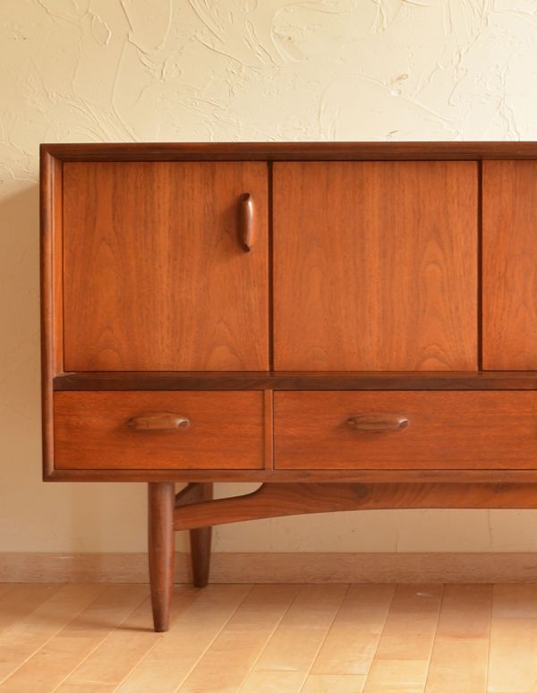 G-PLAN(Gプラン)　アンティーク家具　折れ戸が珍しいヴィンテージ家具、G-planのおしゃれなサイドボード。リビングで電話などの置き場所として使っても最適です。(x-681-f)