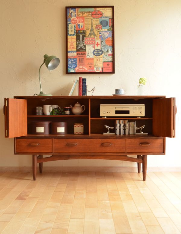 G-PLAN(Gプラン)　アンティーク家具　折れ戸が珍しいヴィンテージ家具、G-planのおしゃれなサイドボード。扉の奥はたっぷり収納。(x-681-f)