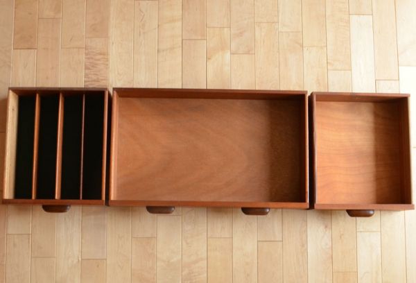 G-PLAN(Gプラン)　アンティーク家具　折れ戸が珍しいヴィンテージ家具、G-planのおしゃれなサイドボード。引き出しは３杯付いています。(x-681-f)