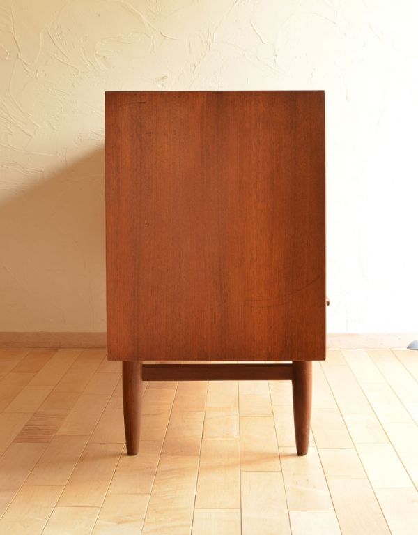 G-PLAN(Gプラン)　アンティーク家具　折れ戸が珍しいヴィンテージ家具、G-planのおしゃれなサイドボード。サイドから見てもキレイな状態です。(x-681-f)