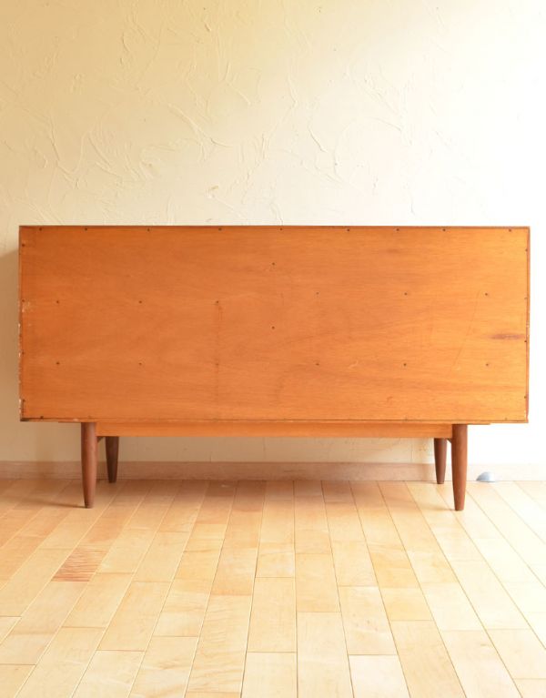 G-PLAN(Gプラン)　アンティーク家具　折れ戸が珍しいヴィンテージ家具、G-planのおしゃれなサイドボード。キチンとメンテナンスしてあるので、裏側もキレイです。(x-681-f)