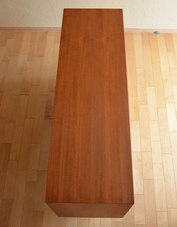 G-PLAN(Gプラン)　アンティーク家具　折れ戸が珍しいヴィンテージ家具、G-planのおしゃれなサイドボード。天板もキレイに塗装を仕上げました。(x-681-f)