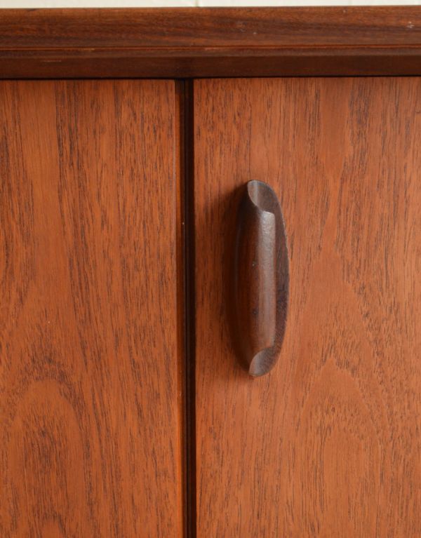 G-PLAN(Gプラン)　アンティーク家具　折れ戸が珍しいヴィンテージ家具、G-planのおしゃれなサイドボード。シンプルでカッコいい取っ手。(x-681-f)