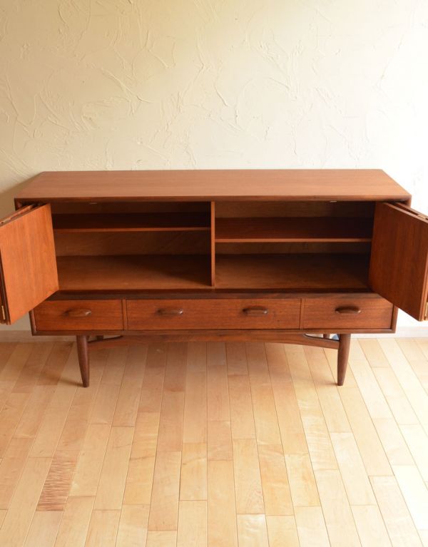 G-PLAN(Gプラン)　アンティーク家具　折れ戸が珍しいヴィンテージ家具、G-planのおしゃれなサイドボード。扉はこんな風に開きます。(x-681-f)