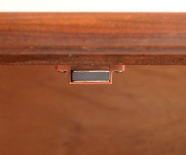 G-PLAN(Gプラン)　アンティーク家具　折れ戸が珍しいヴィンテージ家具、G-planのおしゃれなサイドボード。扉の開け閉めがしやすいよう、マグネットを取り付けてあります。(x-681-f)