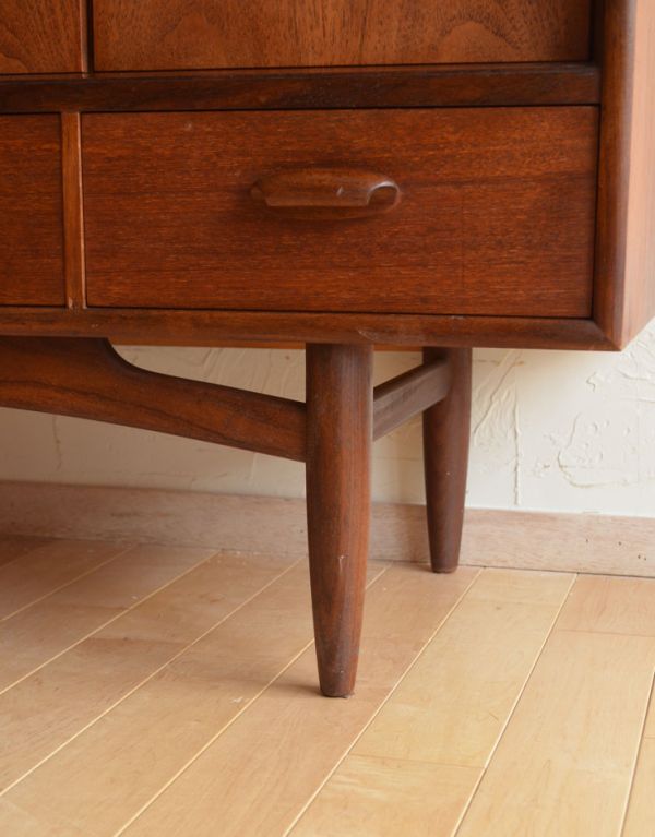 G-PLAN(Gプラン)　アンティーク家具　折れ戸が珍しいヴィンテージ家具、G-planのおしゃれなサイドボード。安定感のある脚がしっかり支えます。(x-681-f)