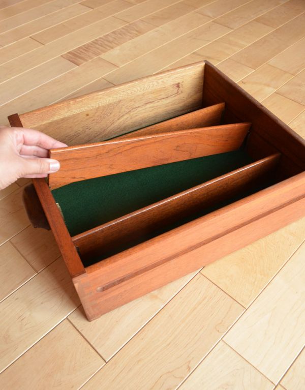 G-PLAN(Gプラン)　アンティーク家具　折れ戸が珍しいヴィンテージ家具、G-planのおしゃれなサイドボード。左の引き出しはフェルトが張ってあるので、アクセサリーなどそのまま入れられます。(x-681-f)