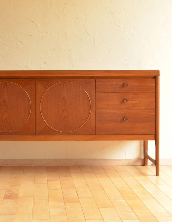 アンティークのキャビネット　アンティーク家具　Nathan（ネイサン）社のサイドボード、北欧の暮らすに似合うビンテージ家具。リビングで電話などの置き場所として使っても最適です。(x-682-f)