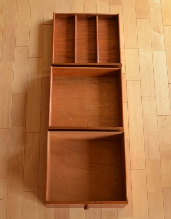 アンティークのキャビネット　アンティーク家具　Nathan（ネイサン）社のサイドボード、北欧の暮らすに似合うビンテージ家具。引き出しがあるので細かいものもしまえます。(x-682-f)