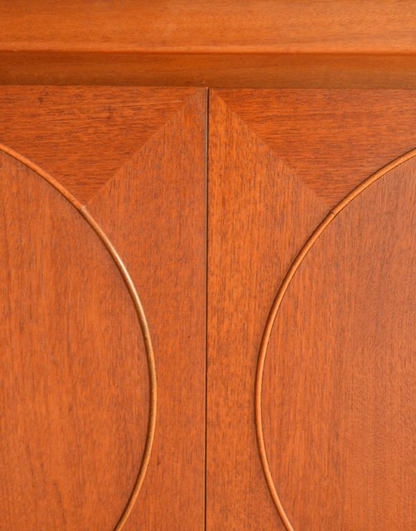 アンティークのキャビネット　アンティーク家具　Nathan（ネイサン）社のサイドボード、北欧の暮らすに似合うビンテージ家具。並んだ３つの丸い模様。(x-682-f)