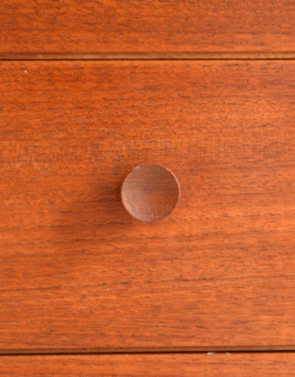 アンティークのキャビネット　アンティーク家具　Nathan（ネイサン）社のサイドボード、北欧の暮らすに似合うビンテージ家具。シンプルかつ使いやすい取っ手です。(x-682-f)