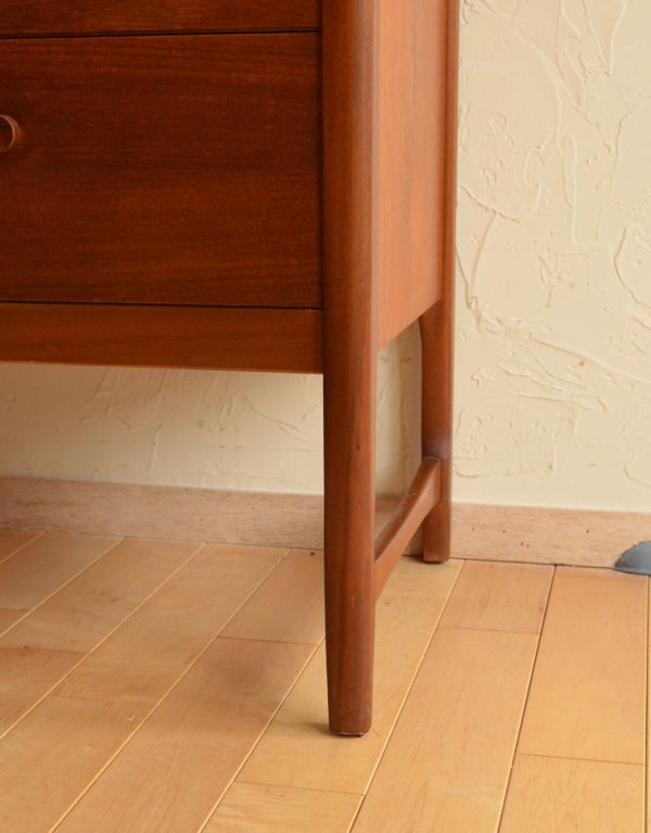 アンティークのキャビネット　アンティーク家具　Nathan（ネイサン）社のサイドボード、北欧の暮らすに似合うビンテージ家具。脚はすっきりしたデザインです。(x-682-f)