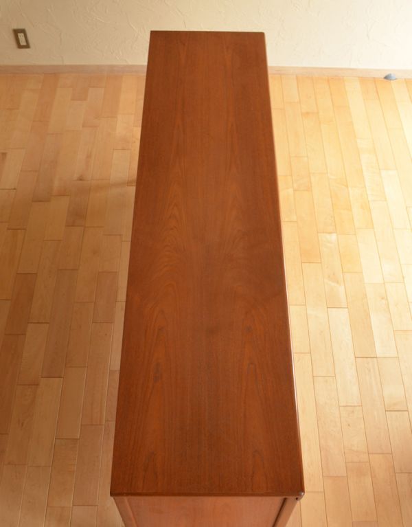 アンティークのキャビネット　アンティーク家具　Nathan（ネイサン）社のサイドボード、北欧の暮らすに似合うビンテージ家具。天板もキレイに塗装を仕上げました。(x-682-f)