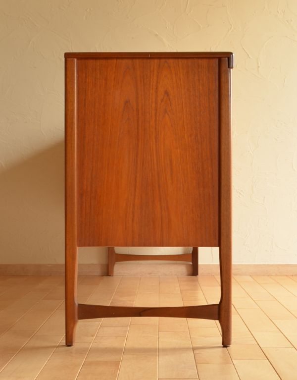 アンティークのキャビネット　アンティーク家具　Nathan（ネイサン）社のサイドボード、北欧の暮らすに似合うビンテージ家具。サイドから見てもキレイな状態です。(x-682-f)