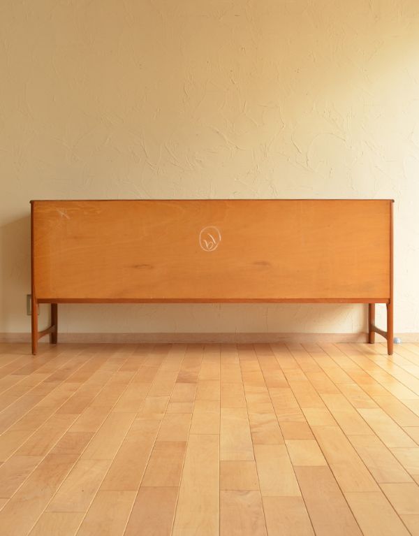 アンティークのキャビネット　アンティーク家具　Nathan（ネイサン）社のサイドボード、北欧の暮らすに似合うビンテージ家具。きちんとメンテナンスしているので後ろから見ても美しいです。(x-682-f)