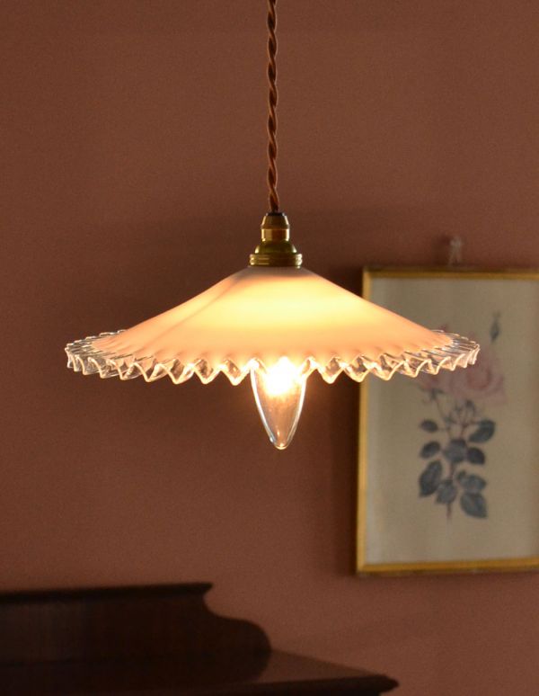 ペンダントライト　照明・ライティング　フランスガラスランプ、アンティークペンダントライト（コード・シャンデリア電球・ギャラリーＡ付き）。あたたかい光がお部屋を包み込みます。(x-682-z)