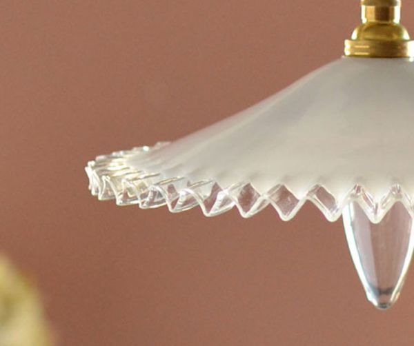 ペンダントライト　照明・ライティング　フランスガラスランプ、アンティークペンダントライト（コード・シャンデリア電球・ギャラリーＡ付き）。シェードは、アンティークのため、誤差があったり、キズ、汚れが入っている場合もあります。(x-682-z)