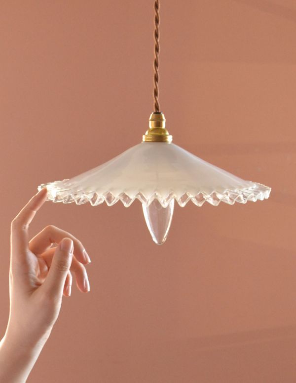 ペンダントライト　照明・ライティング　フランスガラスランプ、アンティークペンダントライト（コード・シャンデリア電球・ギャラリーＡ付き）。アンティークのミルクガラスは、光を通すとなんとも言えないステキな雰囲気でお部屋を照らしてくれます。(x-682-z)