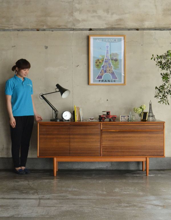 アンティークのキャビネット　アンティーク家具　北欧テイストのかっこいいビンテージ家具、シンプルなサイドボード。脚があるので軽やかな印象です。(x-683-f)