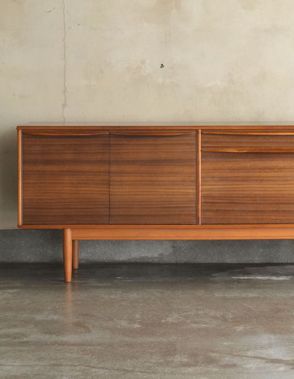 アンティークのキャビネット　アンティーク家具　北欧テイストのかっこいいビンテージ家具、シンプルなサイドボード。リビングで電話などの置き場所として使っても最適です。(x-683-f)