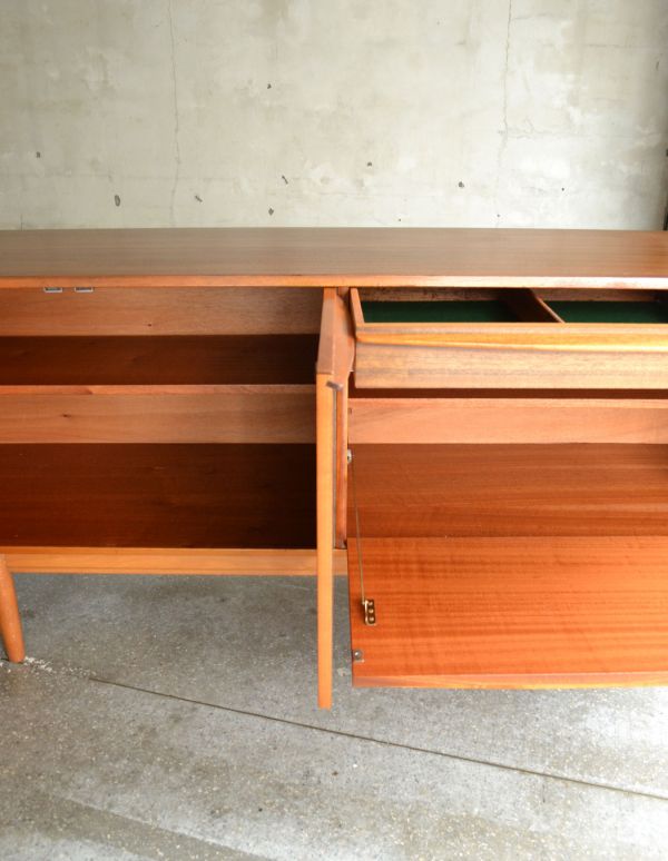 アンティークのキャビネット　アンティーク家具　北欧テイストのかっこいいビンテージ家具、シンプルなサイドボード。二枚扉の奥はたっぷり収納。(x-683-f)