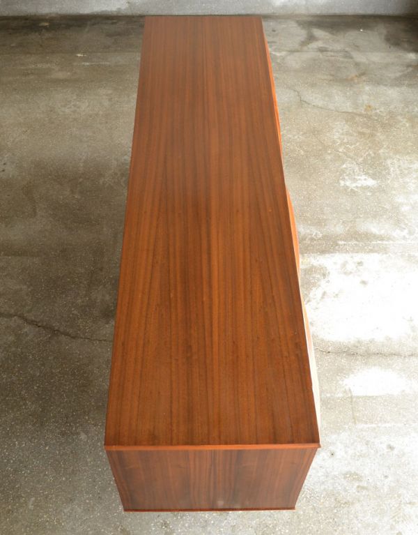 アンティークのキャビネット　アンティーク家具　北欧テイストのかっこいいビンテージ家具、シンプルなサイドボード。天板もキレイに塗装を仕上げました。(x-683-f)