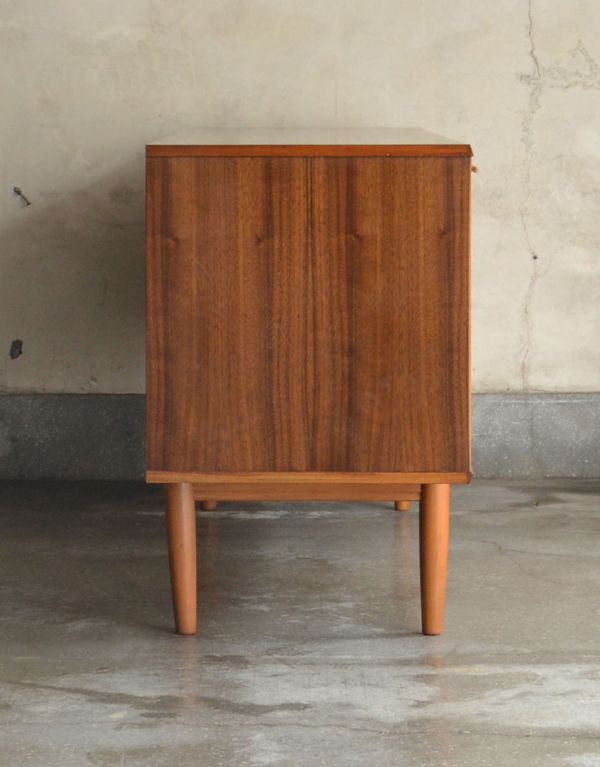 アンティークのキャビネット　アンティーク家具　北欧テイストのかっこいいビンテージ家具、シンプルなサイドボード。サイドから見てもキレイな状態です。(x-683-f)