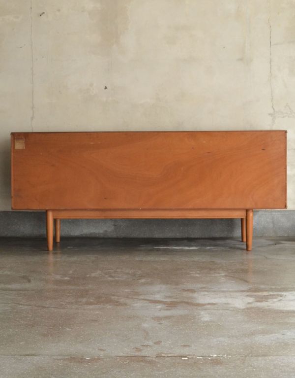 アンティークのキャビネット　アンティーク家具　北欧テイストのかっこいいビンテージ家具、シンプルなサイドボード。きちんとメンテナンスしているので後ろから見ても美しいです。(x-683-f)