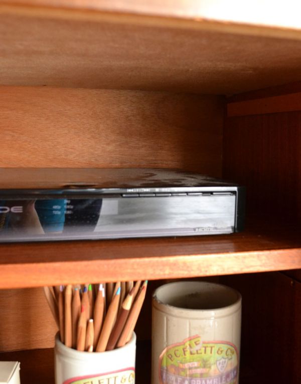 アンティークのキャビネット　アンティーク家具　北欧テイストのかっこいいビンテージ家具、シンプルなサイドボード。しっかりメンテナンスをしてありますので、中はキレイな状態です。(x-683-f)