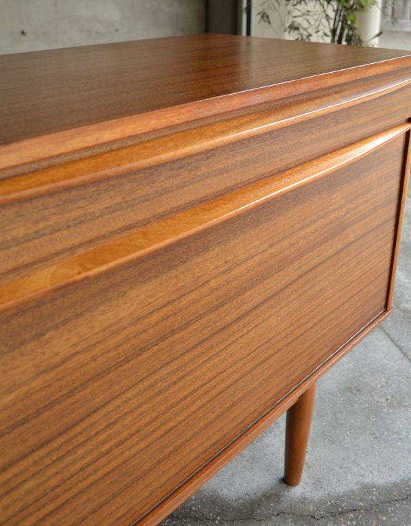 アンティークのキャビネット　アンティーク家具　北欧テイストのかっこいいビンテージ家具、シンプルなサイドボード。開閉しやすい形の取っ手です。(x-683-f)