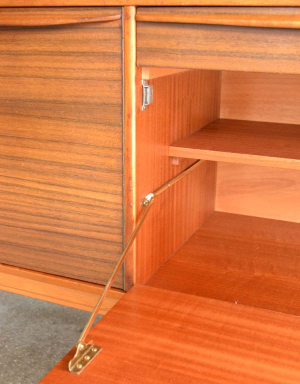 アンティークのキャビネット　アンティーク家具　北欧テイストのかっこいいビンテージ家具、シンプルなサイドボード。金具が付いているので、天板の開け閉めはスムーズです。(x-683-f)