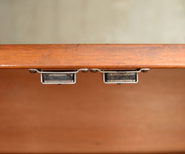 アンティークのキャビネット　アンティーク家具　北欧テイストのかっこいいビンテージ家具、シンプルなサイドボード。扉にはマグネットが付いているので、開け閉めがスムーズです。(x-683-f)